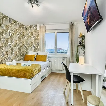 La Coloc Mugi: Upscale Shared Living With Private And Balcony Guest house