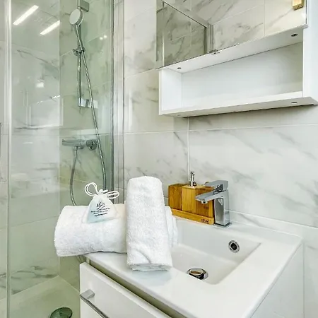 La Coloc Mugi: Upscale Shared Living With Private And Balcony Guest house *