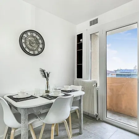 Guest house La Coloc Mugi: Upscale Shared Living With Private And Balcony *