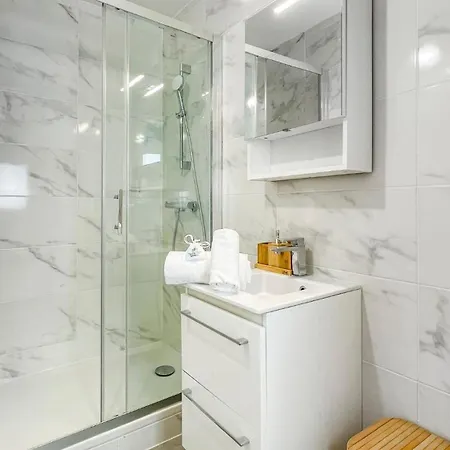 Guest house La Coloc Mugi: Upscale Shared Living With Private And Balcony Annemasse