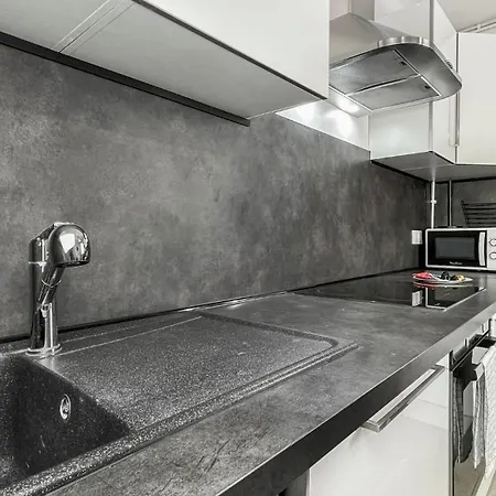 La Coloc Mugi: Upscale Shared Living With Private And Balcony *